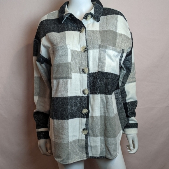 Tracie's Plaid Shacket with Pockets in White and Gray size Large - Picture 1 of 6